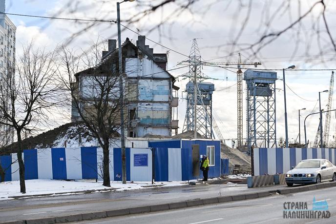 Дом на аэропортной мешает строительству дороги