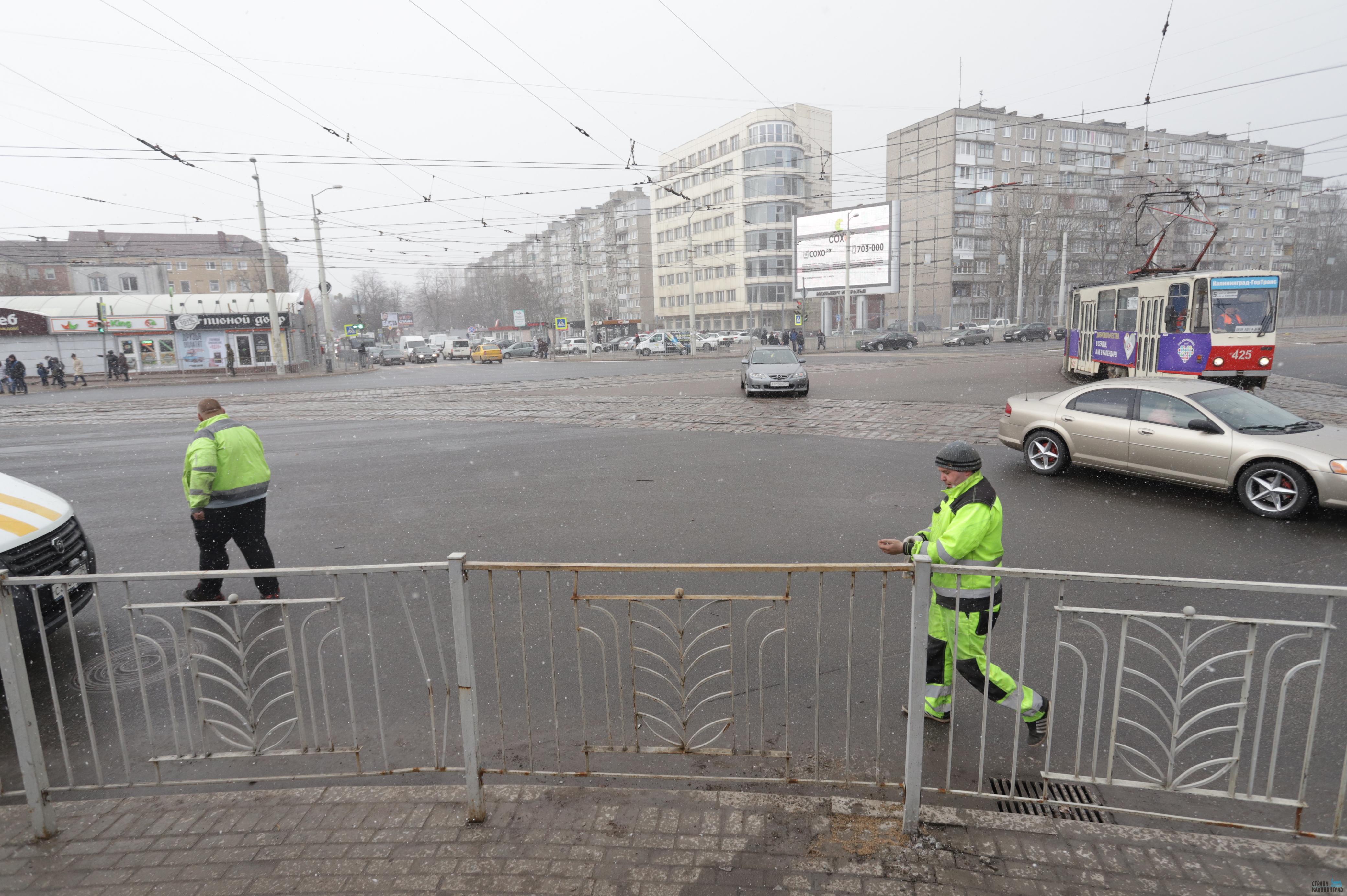 Пьяный водитель сбил на тротуаре пешехода и скрылся - Общество