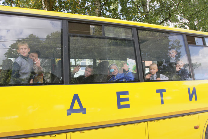 Автобус дол. Автобус для детей. Автобус в детский лагерь. Автобус дети лагерь. Школьный автобус дети.